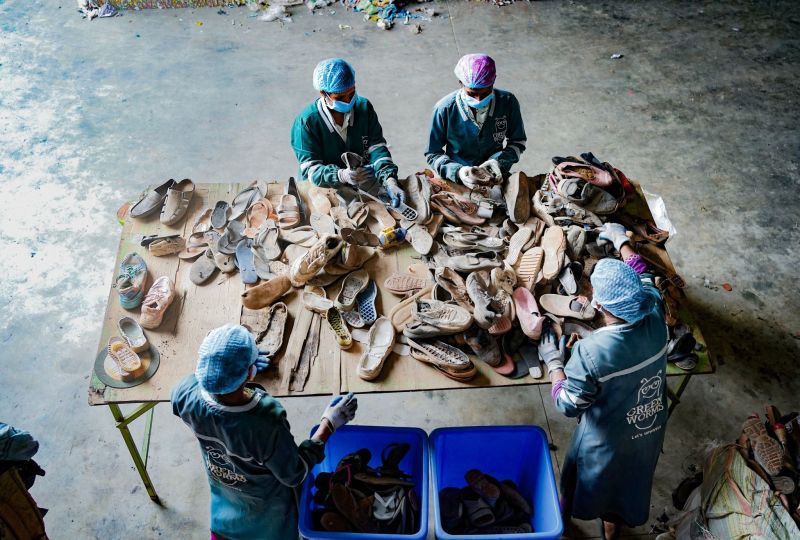 Team processing footwear waste in dignified working conditions
